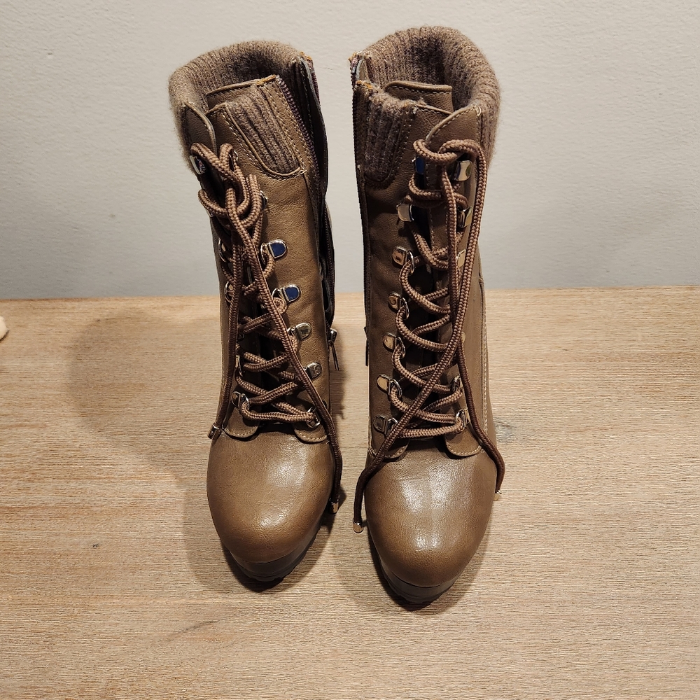 Size 8 medium Jennifer Lopez high heeled boots.